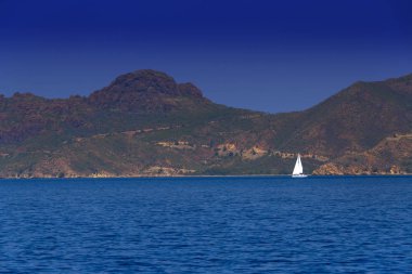 Beyaz arka plan Ege Adaları teknede