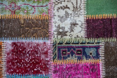 Kalın konu dikmek için bir parça eski halı doku