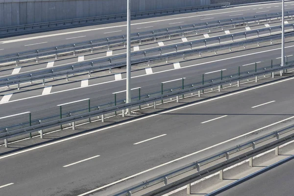 Multiband asfalt track verwijderd uit de hoogte van de brug — Stockfoto