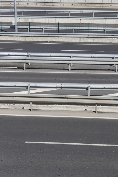 Trilha de asfalto multibanda removida da altura da ponte — Fotografia de Stock
