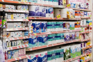 Marmaris, Türkiye'deki Migros süpermarket ürünleri ile iç iç stiles ve buzdolapları