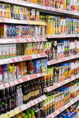 Marmaris, Türkiye'deki Migros süpermarket ürünleri ile iç iç stiles ve buzdolapları