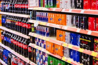 Marmaris, Türkiye'deki Migros süpermarket ürünleri ile iç iç stiles ve buzdolapları