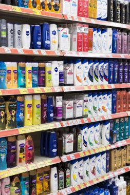 Marmaris, Türkiye'deki Migros süpermarket ürünleri ile iç iç stiles ve buzdolapları