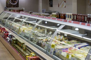 Marmaris, Türkiye'deki Migros süpermarket ürünleri ile iç iç stiles ve buzdolapları