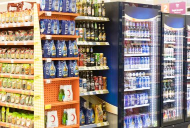 Marmaris, Türkiye'deki Migros süpermarket ürünleri ile iç iç stiles ve buzdolapları