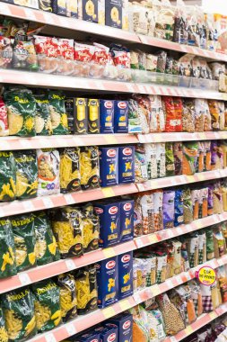 Marmaris, Türkiye'deki Migros süpermarket ürünleri ile iç iç stiles ve buzdolapları