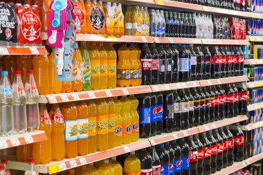 Marmaris, Türkiye'deki Migros süpermarket ürünleri ile iç iç stiles ve buzdolapları