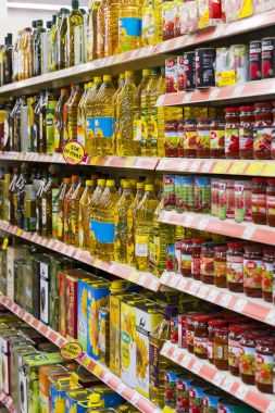 Marmaris, Türkiye'deki Migros süpermarket ürünleri ile iç iç stiles ve buzdolapları