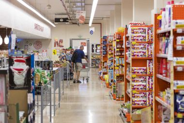 Marmaris, Türkiye'deki Migros süpermarket ürünleri ile iç iç stiles ve buzdolapları