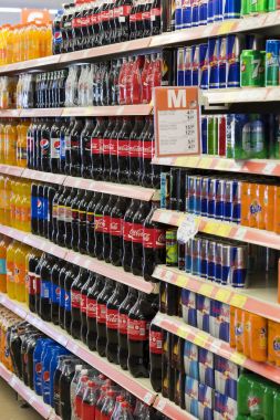 Marmaris, Türkiye'deki Migros süpermarket ürünleri ile iç iç stiles ve buzdolapları