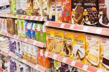 Marmaris, Türkiye'deki Migros süpermarket ürünleri ile iç iç stiles ve buzdolapları