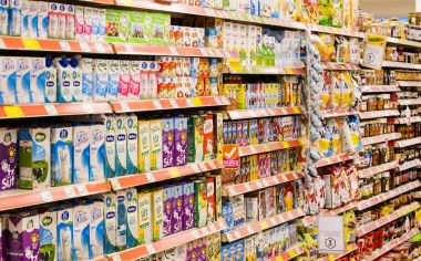 Marmaris, Türkiye'deki Migros süpermarket ürünleri ile iç iç stiles ve buzdolapları