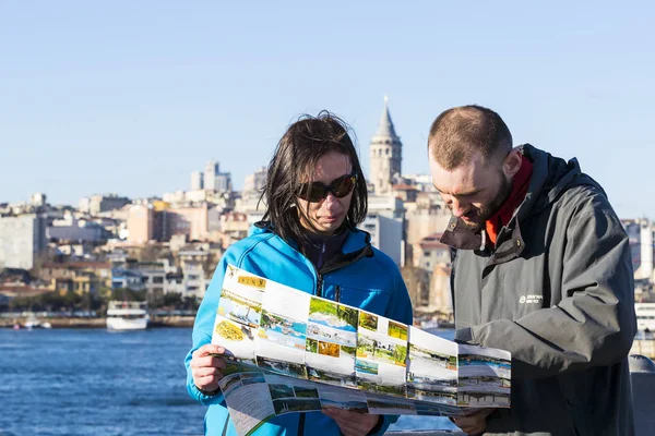 Tourists looking at the map in Istanbul amidst the sights — Stock Photo, Image