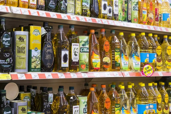 Marmaris, Türkiye'deki Migros süpermarket ürünleri ile iç iç stiles ve buzdolapları
