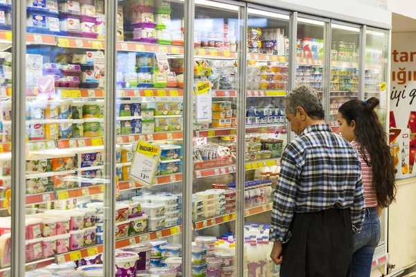 Intérieur des poteaux et réfrigérateurs avec produits du supermarché Migros à Marmaris, Turquie — Photo