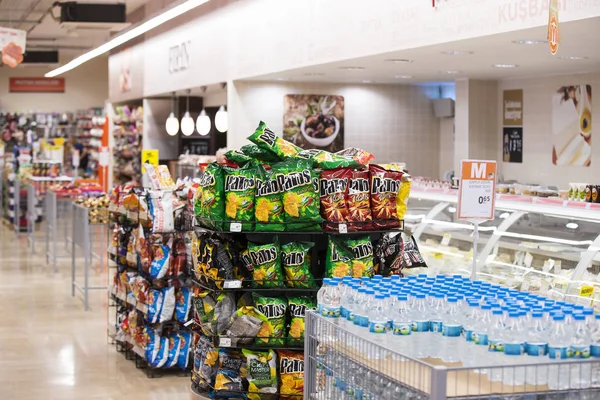 Interior interior of stiles and refrigerators with products of Migros supermarket in Marmaris, Turkey — Stock Photo, Image