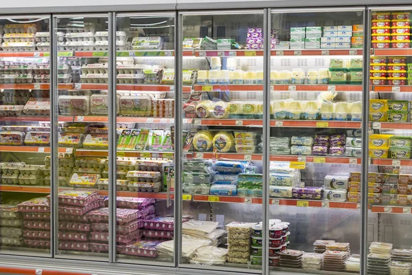 Интерьер стилей и холодильников с продукцией супермаркета Migros в Мармарисе, Турция — стоковое фото