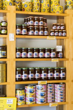 Raf mağaza bal arı çam ve çiçek satışı için uzman