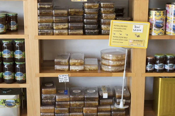 Магазин, специализирующийся на продаже пчелиных сосны и цветов — стоковое фото