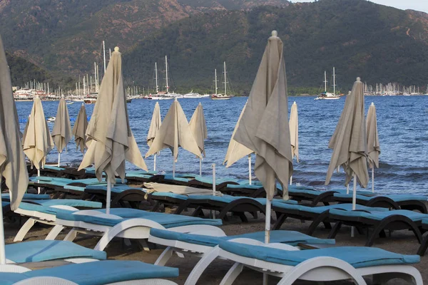 Playa de arena desierta con sombrillas — Foto de Stock