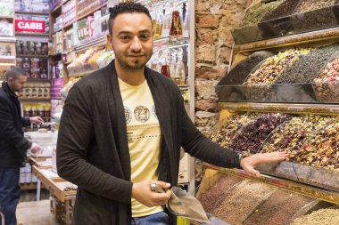 Baharatlar ve tatlılar Istanbul'da Mısır Çarşısı satıcılarının 