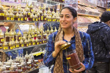 Baharatlar ve tatlılar Istanbul'da Mısır Çarşısı satıcılarının 