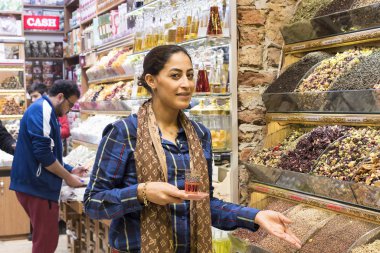 Baharatlar ve tatlılar Istanbul'da Mısır Çarşısı satıcılarının 