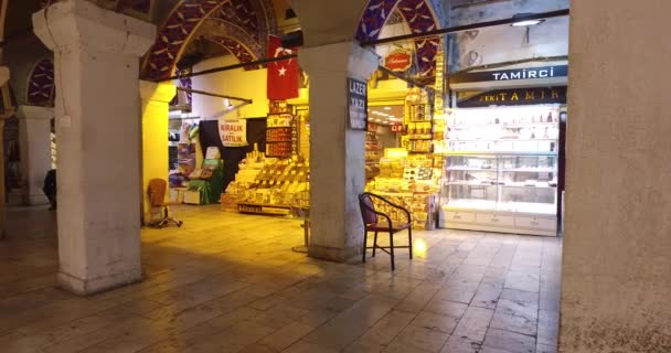 Sultanahmet plein, een plek voor toeristen om te bezoeken in Istanbul — Stockvideo
