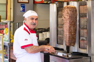 Adam aşçılar Türk et kebabı sokak bir kafede 