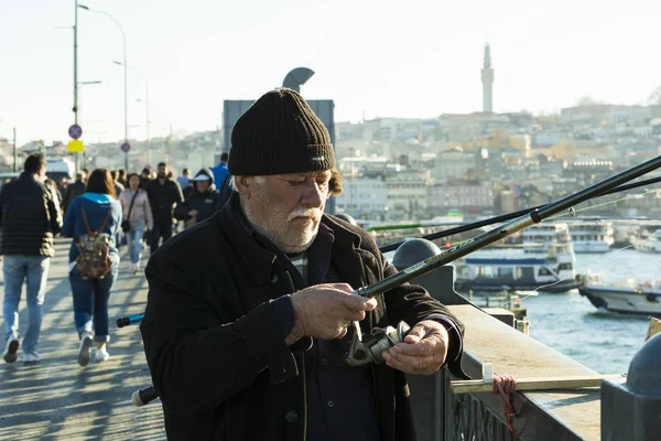 Pêcheurs pêchent sur les rives du Bosphore à Istanbul Turquie — Photo