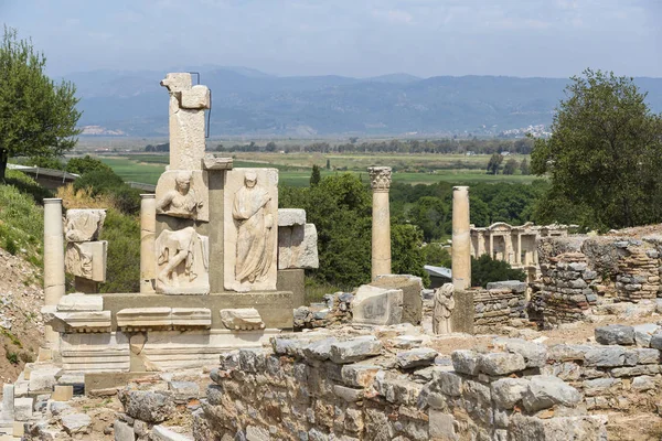 Τα ερείπια της αρχαίας πόλης της Εφέσου με αντίκες — Φωτογραφία Αρχείου