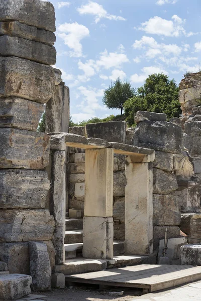 Τα ερείπια της αρχαίας πόλης της Εφέσου με αντίκες — Φωτογραφία Αρχείου