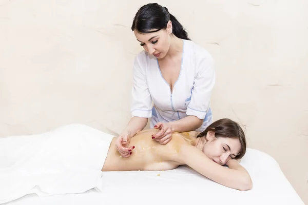 Chica tratamiento masaje miel cuerpo envoltura — Foto de Stock