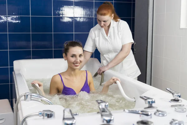 Junge Frau während der Hydromassage — Stockfoto