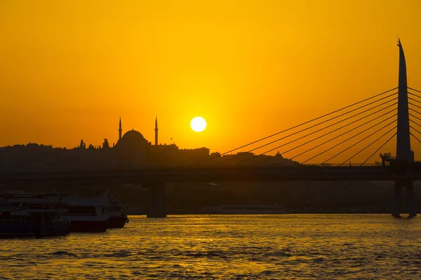 Istanbul im Sommer über goldenem Horn — Stockfoto