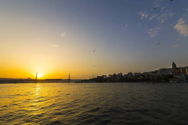 Istanbul i sommar över Gyllene hornet — Stockfoto