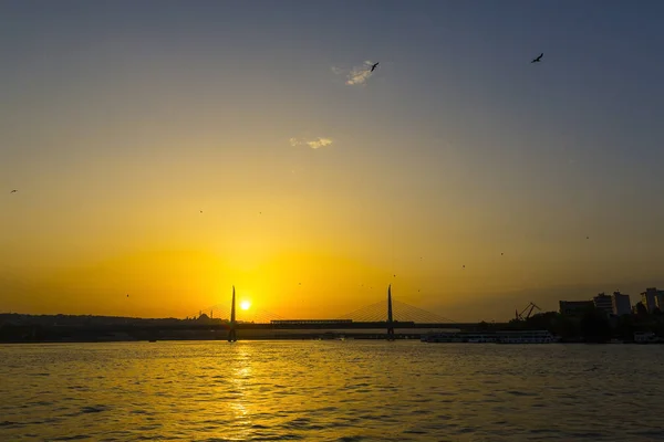 Istanbul i sommar över Gyllene hornet — Stockfoto