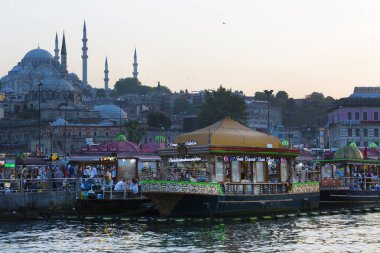 Gıda mahkemeler Istanbul Galata Köprüsü yakınlarında balık ile geleneksel sandviç