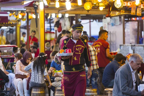 Canchas de comida con sándwiches tradicionales con pescado en Estambul cerca del puente de Galata — Foto de Stock