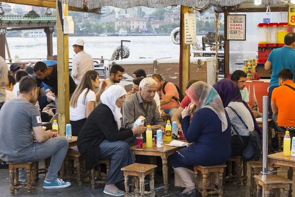 Canchas de comida con sándwiches tradicionales con pescado en Estambul cerca del puente de Galata — Foto de Stock