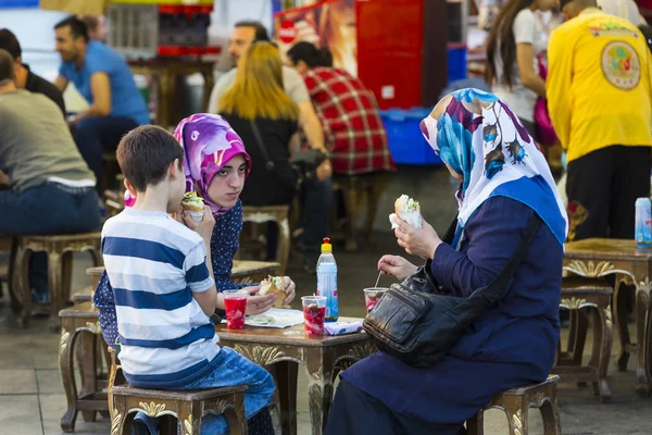 Canchas de comida con sándwiches tradicionales con pescado en Estambul cerca del puente de Galata — Foto de Stock