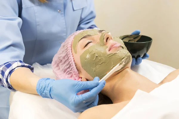 Kosmetická maska procesu masáže a ošetření obličeje — Stock fotografie