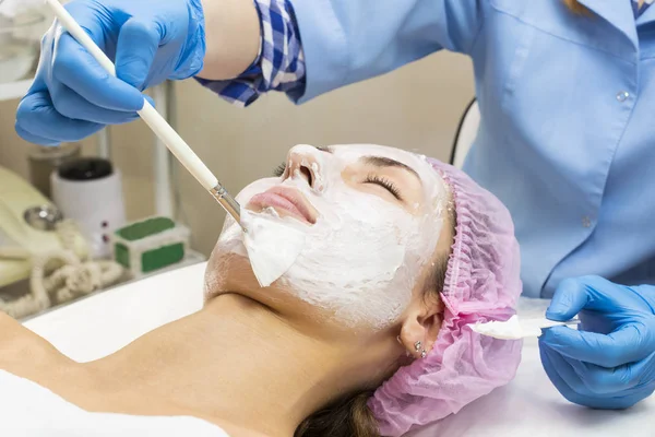 Máscara cosmética de processo de massagem e tratamentos faciais — Fotografia de Stock