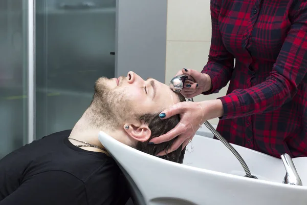 Muž na účes salon kadeřnice udělat model — Stock fotografie
