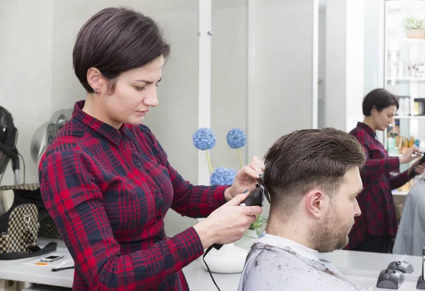 Man at the hairdresser salon hairstyle make model — Stock Photo, Image