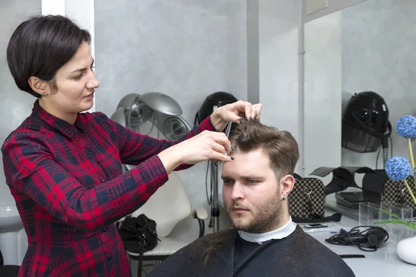 Człowiek o fryzurę salon fryzjerski sprawiają, że model — Zdjęcie stockowe