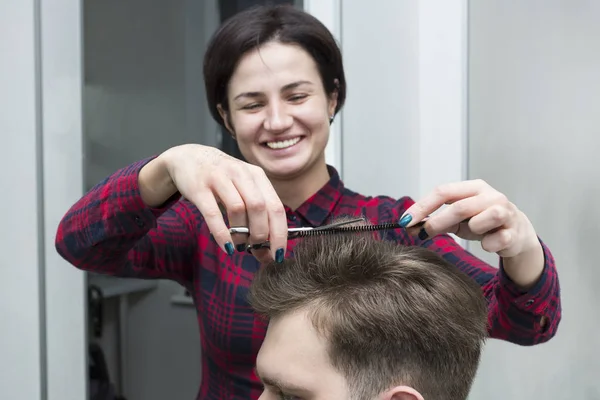 Muž na účes salon kadeřnice udělat model — Stock fotografie