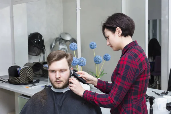 Man på frisör salong frisyr göra modell — Stockfoto