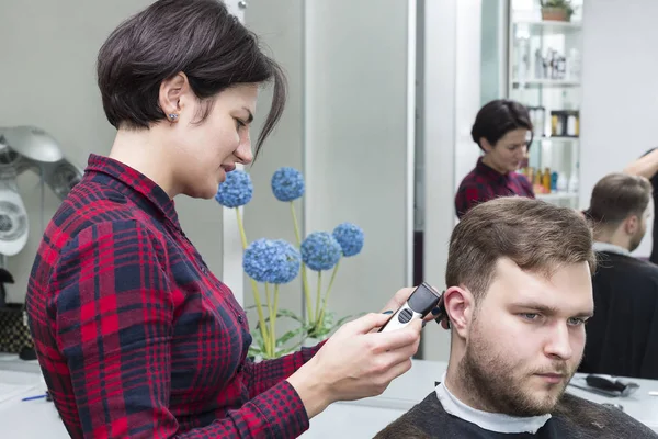 Muž na účes salon kadeřnice udělat model — Stock fotografie